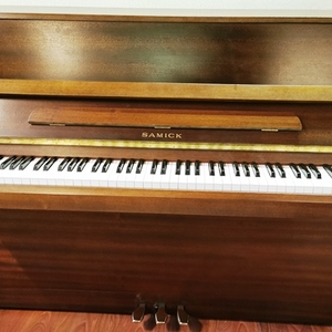 Samick SU108. 1994.  Pre-Owned Upright Piano